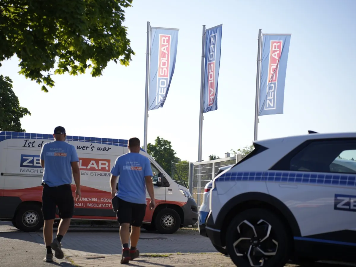 ZEO-SOLAR-Firmengelände in Ampfing mit Fahnen und eigenem Fuhrpark